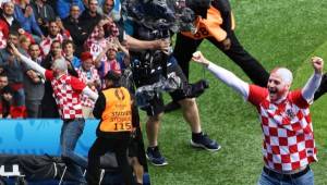El hincha croata salta al césped para felicitar a Modric por su gol.